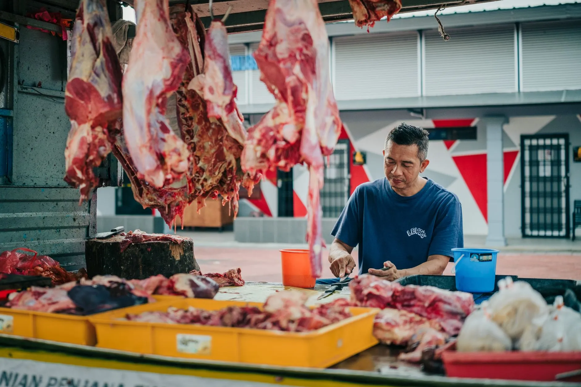Boucherie Merguez : étal de viandes locales